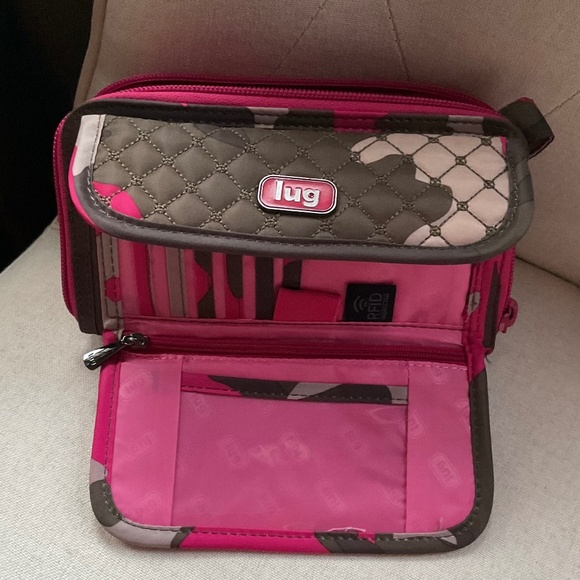 LUG BRAND PINK CAMO OVERSIZED WALLET CROSSBODY - Picture 5 of 5